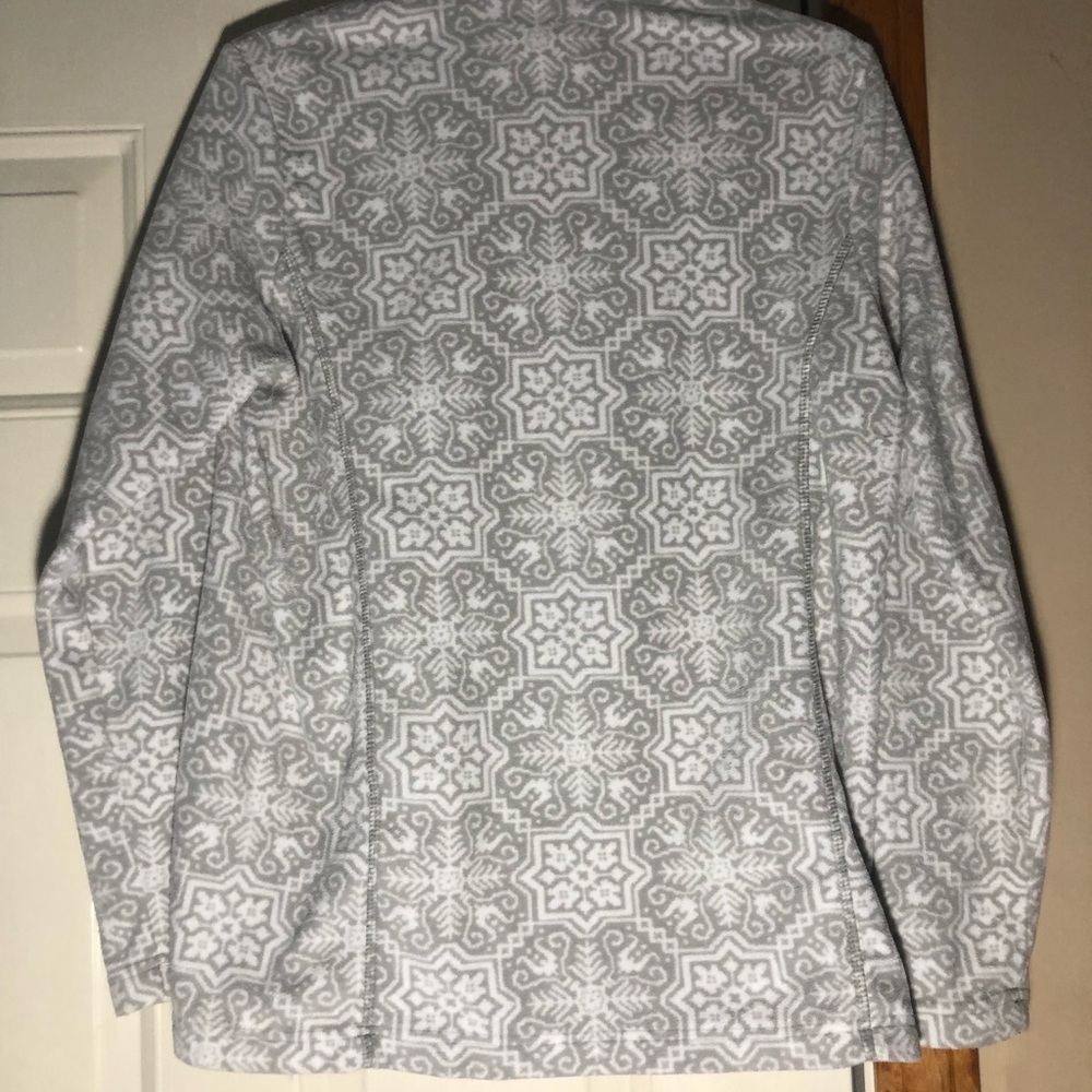 Chic Gray And White Snowflake Patterned Sweater - image 5